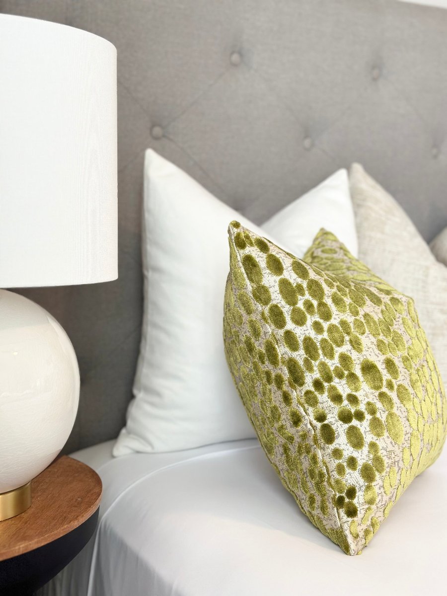 Green velvet pillow cover with a rich texture, made from premium velvet fabric to add a touch of luxury and elegance to your home decor.