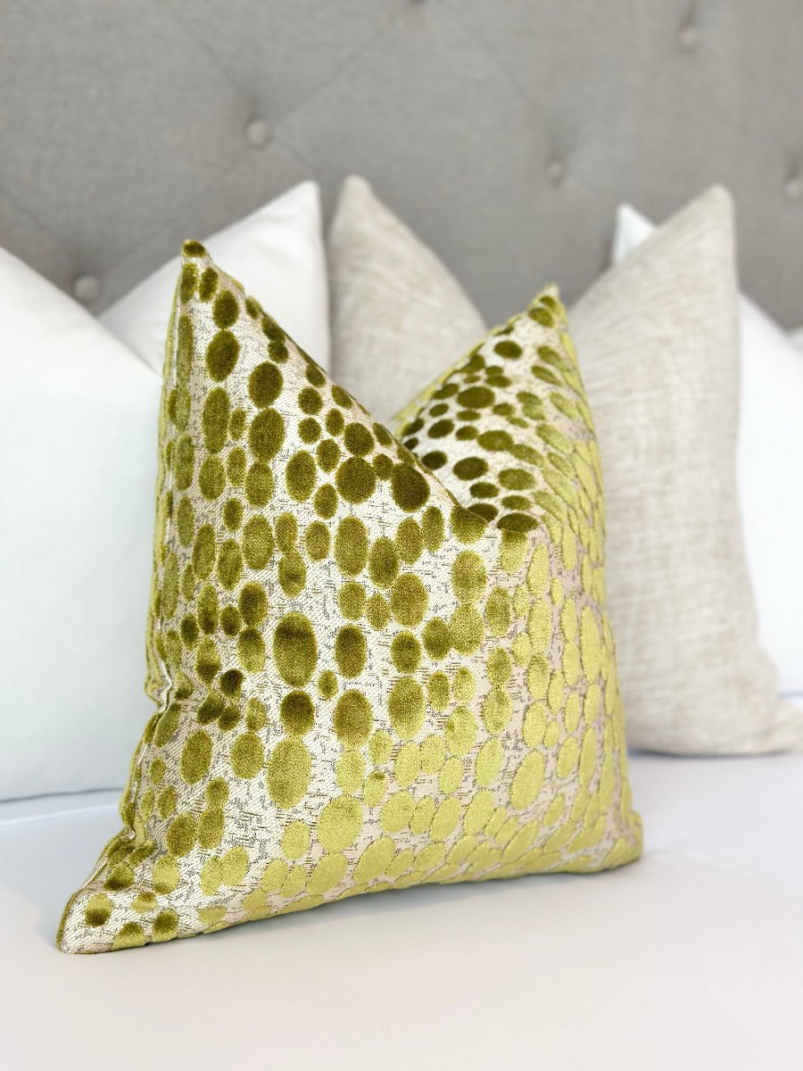 High-quality green velvet pillow cover, offering a soft and opulent feel, perfect for bringing a vibrant and luxurious touch to any room